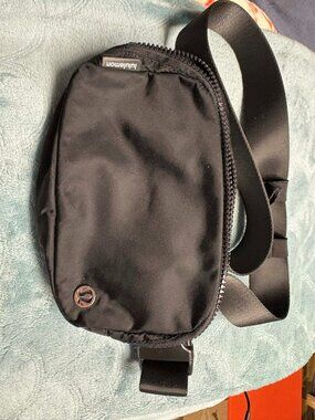 Lululemon Everywhere Belt Bag 1L in black